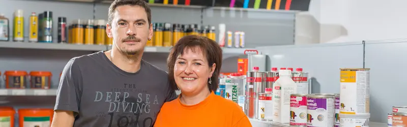 Gaby Lehner und Peter Wöss in ihrem Farben- und Schriftenfachhandel in Aigen-Schlägl